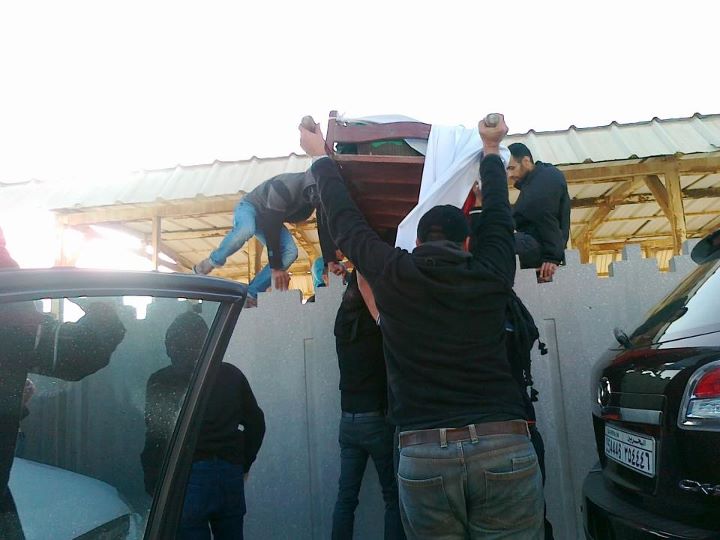 البحرين: قوات الأمن ومسلحين مدنيين يعتدون على المشاركين في دفن الشهيد يوسف موالي

