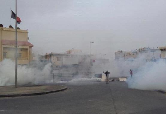 قوات الأمن البحرينية تقمع مسيرة تشييع الشهيد أحمد عبد النبي

