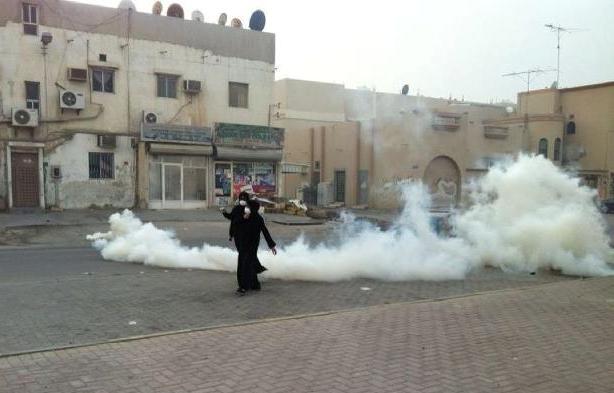 قوات الأمن البحرينية تقمع مسيرة تشييع الشهيد أحمد عبد النبي

