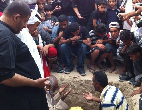 قوات الأمن البحرينية تقمع مسيرة تشييع الشهيد أحمد عبد النبي

