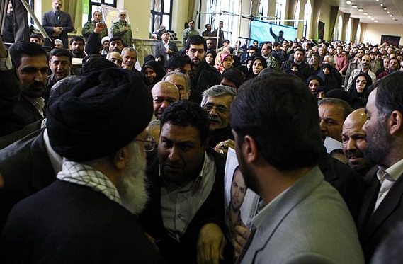 الإمام الخامنئي يشارك في مراسم تشييع شهداء الحرس الثوري