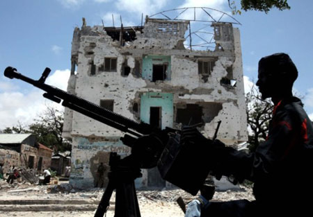 إصابة 5 أشخاص في قصف صاروخي طاول منزلاً بالقرب من القصر الرئاسي في مقديشو