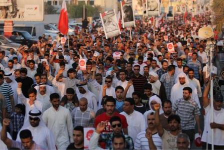 البحرين: قوات الأمن تقمع مسيرات المنامة وجمعيات المعارضة تحشد في مسيرة "أوقفوا سفك دمائنا" 