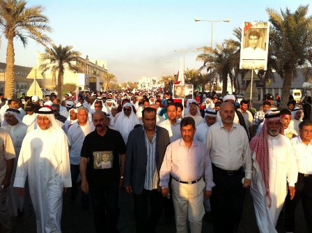 البحرين: قوات الأمن تقمع مسيرات المنامة وجمعيات المعارضة تحشد في مسيرة "أوقفوا سفك دمائنا" 