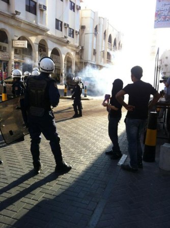 البحرين: قوات الأمن تقمع مسيرات المنامة وجمعيات المعارضة تحشد في مسيرة "أوقفوا سفك دمائنا" 