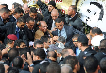 متظاهرون يرشقون الرئيس التونسي بالحجارة في سيدي بوزيد