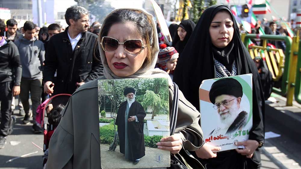 الشباب الايرانيون يسطرون ملحمة في دعم الثورة الاسلامية