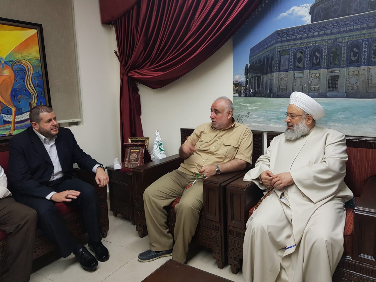 بالصور: وفد من حزب الله يهنئ الفعاليات الصيداوية ويزور روضات الشهداء