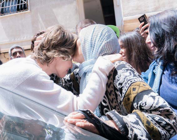 بالصور: عقيلة الرئيس الأسد تزور جرحى الجيش السوري