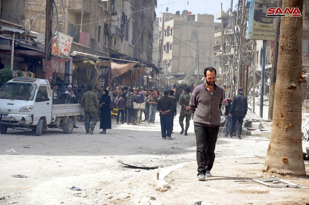 الجيش السوري يؤمن المدنيين في منازلهم داخل بلدتي سقبا وكفر بطنا في الغوطة الشرقية