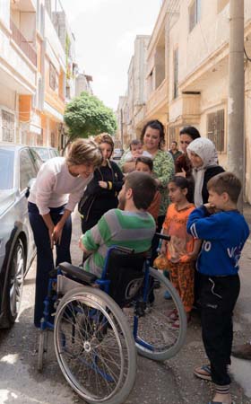 بالصور: عقيلة الرئيس الأسد تزور جرحى الجيش السوري