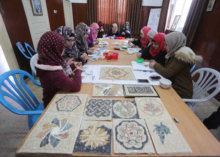 فلسطينيات من ذوي الاحتياجات الخاصة يبدعن في صناعة ’الفسيفساء’