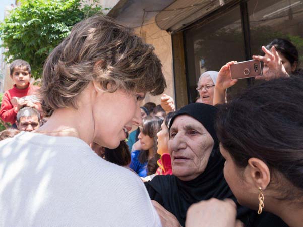 بالصور: عقيلة الرئيس الأسد تزور جرحى الجيش السوري