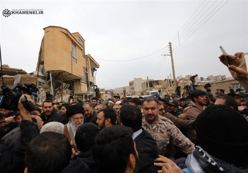  الإمام الخامنئي يجول في المناطق المنكوبة بسبب زلزال كرمنشاه ويشيد بالجهود الإغاثية