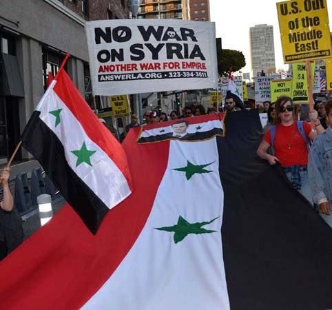 بالصور: مسيرات في شوارع لوس أنجلوس احتجاجاً على العدوان الثلاثي على سوريا