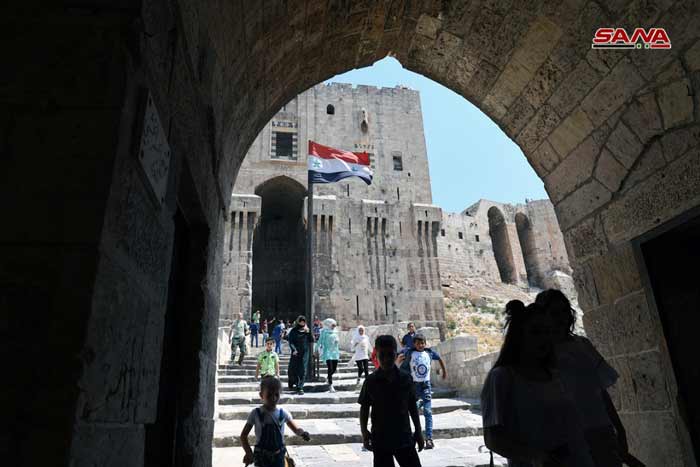 قلعة حلب تفتح أبوابها وآلاف الزوار يستعيدون ذكرياتهم فيها
