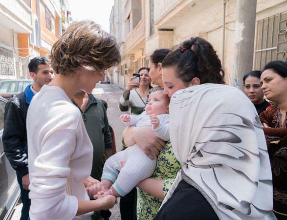 بالصور: عقيلة الرئيس الأسد تزور جرحى الجيش السوري