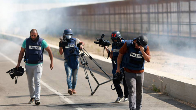 الاحتلال يستهدف الصحفيين في ’مخيمات العودة’ عند حدود قطاع غزة