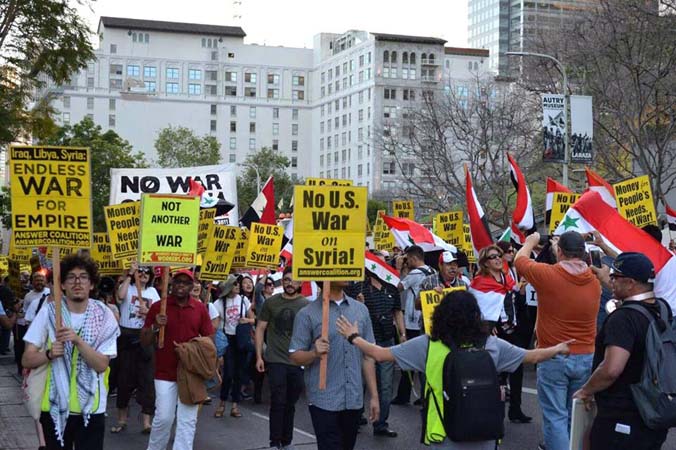 بالصور: مسيرات في شوارع لوس أنجلوس احتجاجاً على العدوان الثلاثي على سوريا