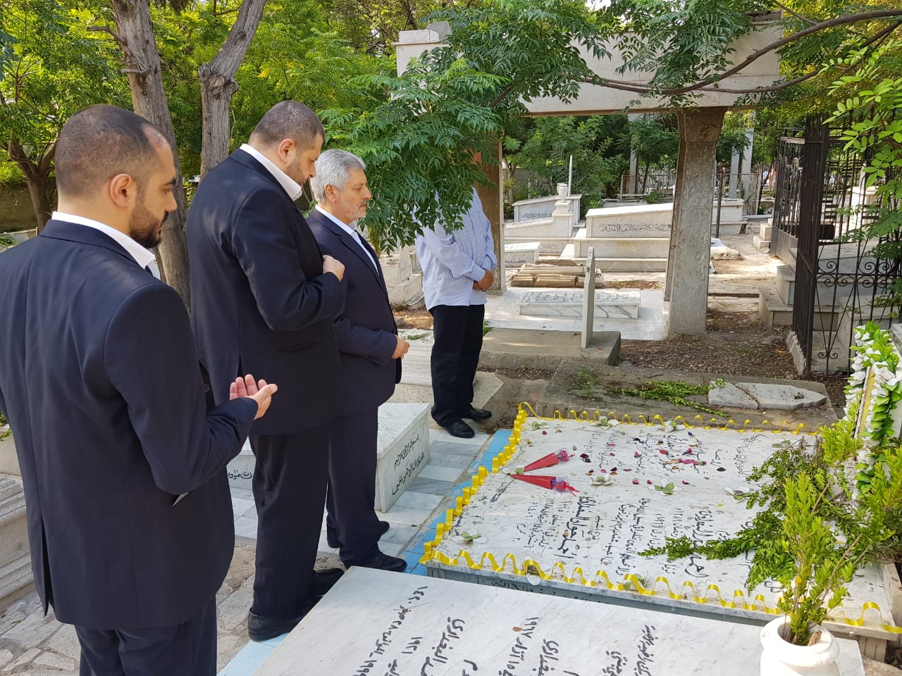 بالصور: وفد من حزب الله يهنئ الفعاليات الصيداوية ويزور روضات الشهداء