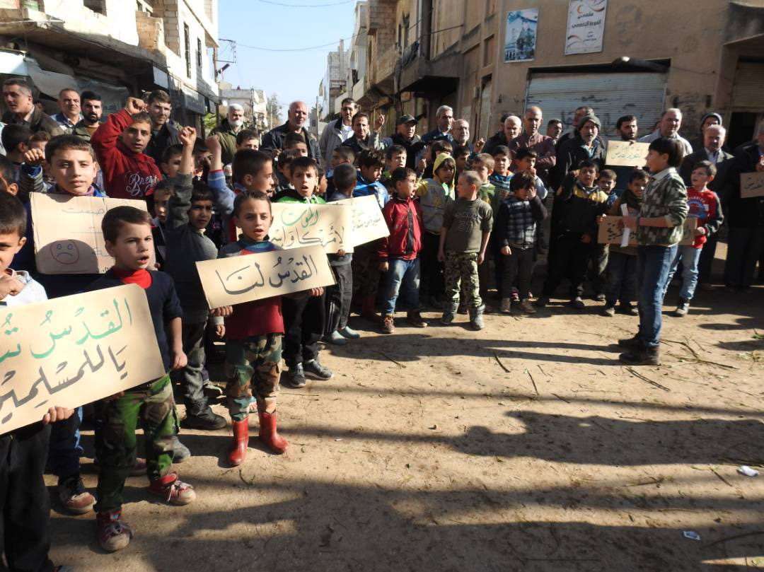 أهالي الفوعة وكفريا المحاصرين يقيمون وقفة تضامنية مع القدس