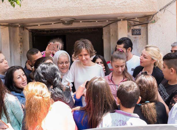 بالصور: عقيلة الرئيس الأسد تزور جرحى الجيش السوري