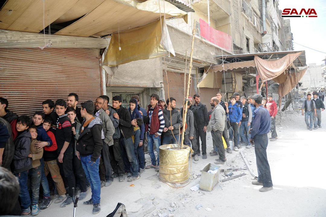 الجيش السوري يؤمن المدنيين في منازلهم داخل بلدتي سقبا وكفر بطنا في الغوطة الشرقية