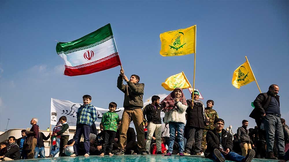 الشباب الايرانيون يسطرون ملحمة في دعم الثورة الاسلامية