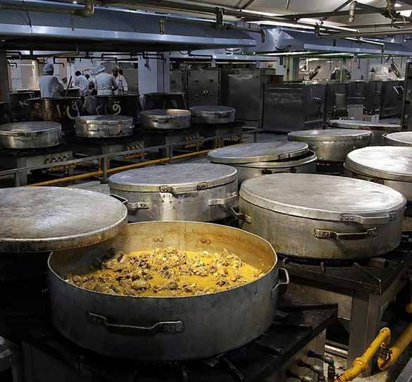 موائد الإفطار في العتبة الرضوية