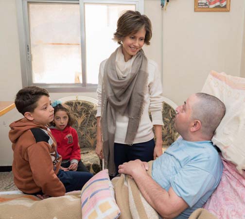 بالصور: عقيلة الرئيس الأسد تزور جرحى الجيش السوري