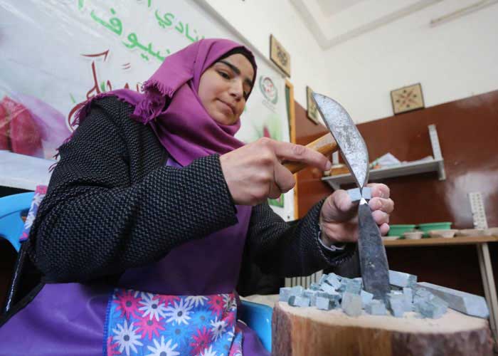 فلسطينيات من ذوي الاحتياجات الخاصة يبدعن في صناعة ’الفسيفساء’