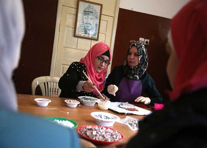 فلسطينيات من ذوي الاحتياجات الخاصة يبدعن في صناعة ’الفسيفساء’