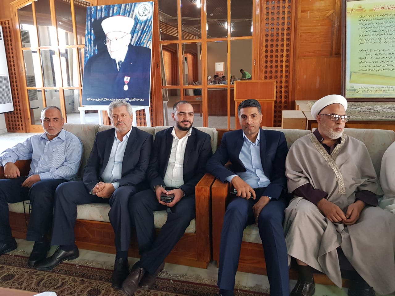 بالصور: وفد من حزب الله يهنئ الفعاليات الصيداوية ويزور روضات الشهداء