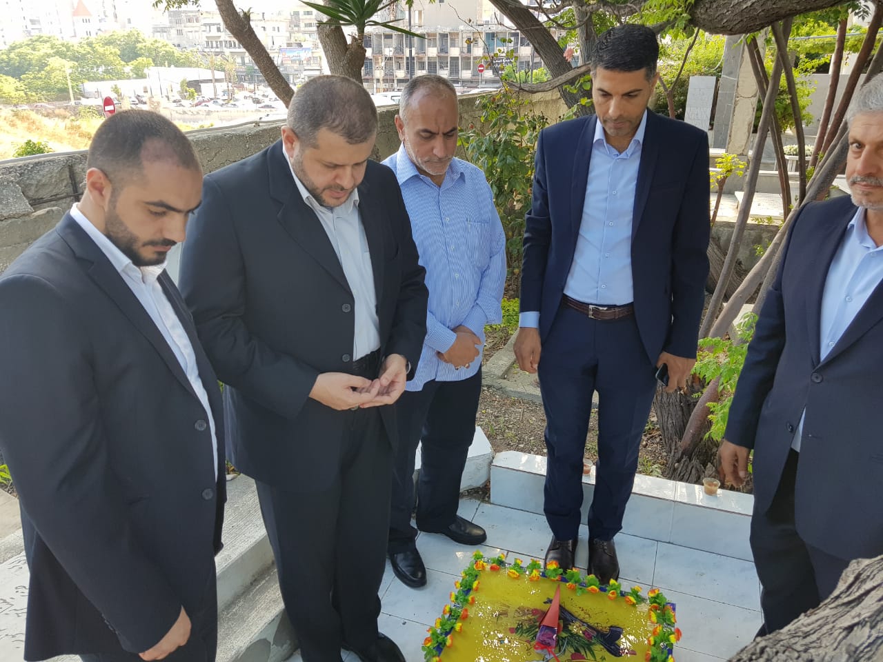 بالصور: وفد من حزب الله يهنئ الفعاليات الصيداوية ويزور روضات الشهداء