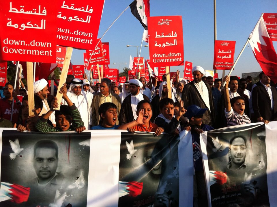 البحرين: مسيرة جماهيرية تطالب بإستقالة الحكومة ومحاكمة المسؤولين عن الانتهاكات

