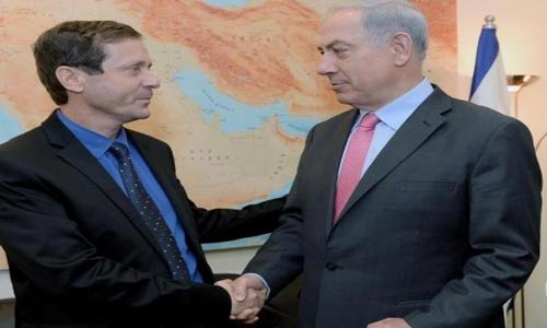 بنيامين نتنياهو وإسحاق هرتسوغ في مصافحة قديمة اجتماع سري بين نتنياهو وهرتسوغ لبحث موضوع تشكيل حكومة وحدة قومية