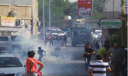 الأمن البحريني يقمع مسيرة ضخمة مؤيدة لمقاطعة الإنتخابات