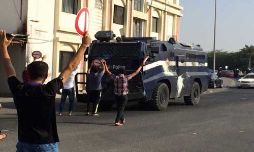 الأمن البحريني يقمع مسيرة ضخمة مؤيدة لمقاطعة الإنتخابات