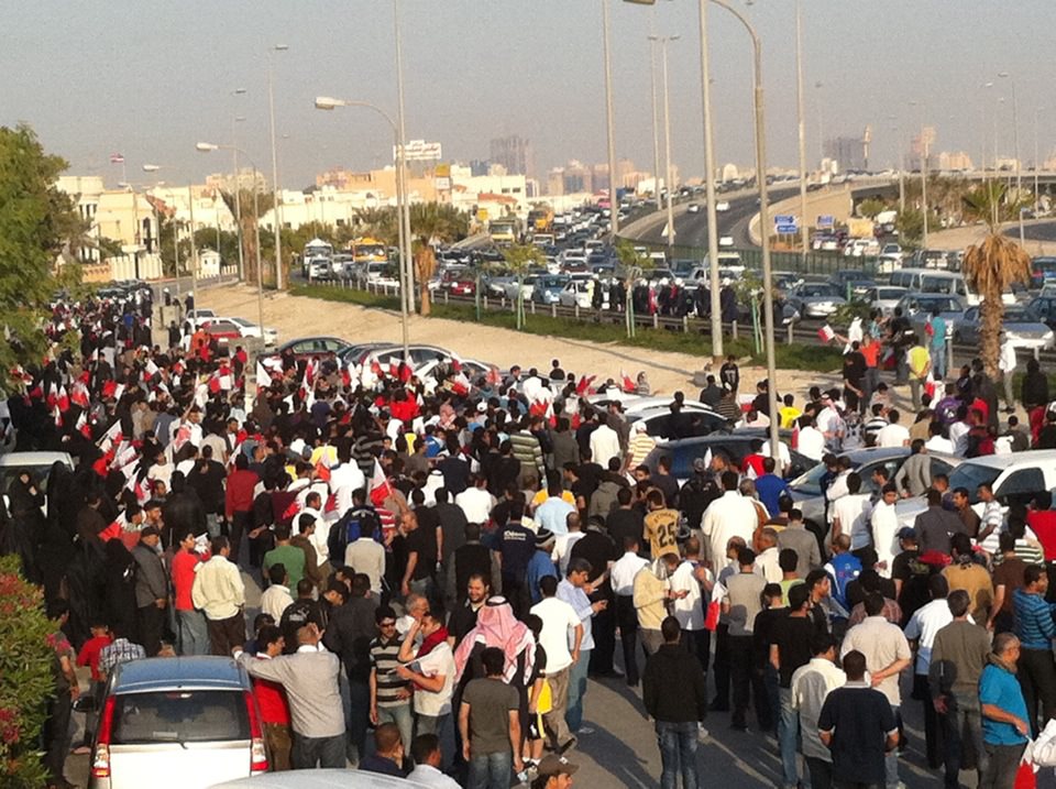 الجماهير البحرينية تتحدى قرار السلطات منع مسيرة "صامدون .. حتى تحقيق المطالب"

