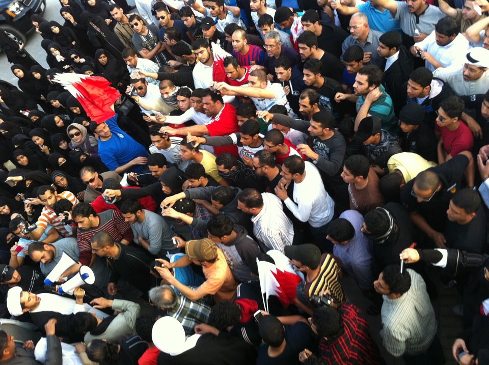 الجماهير البحرينية تتحدى قرار السلطات منع مسيرة "صامدون .. حتى تحقيق المطالب"

