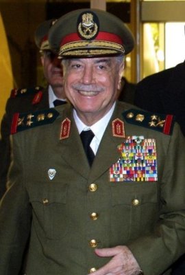 العماد طلاس يكذب الشائعات عن لجوئه الى فرنسا
