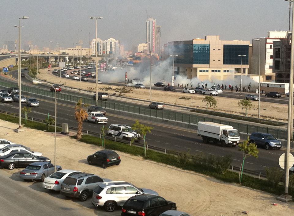 قوات النظام البحريني تعتدي على مقر "الوفاق" بالقنابل الغازية وتصيب عدداً من قياديها وناشطين أجانب
