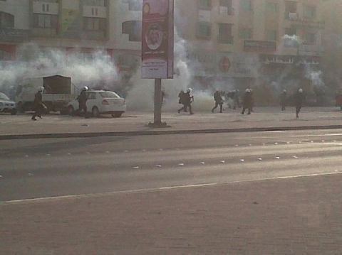 قوات النظام البحريني تعتدي على مقر "الوفاق" بالقنابل الغازية وتصيب عدداً من قياديها وناشطين أجانب
