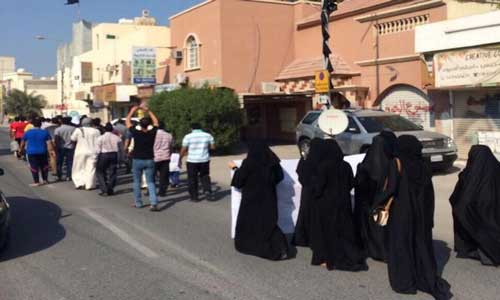 الأمن البحريني يقمع مسيرة ضخمة مؤيدة لمقاطعة الإنتخابات