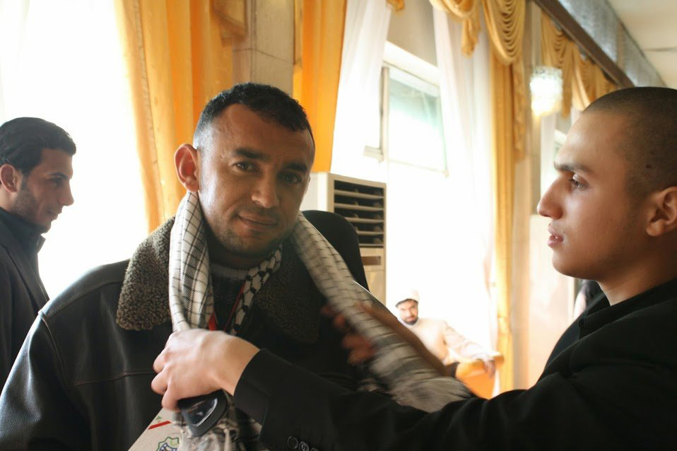 من هو الشاب الذي وزّع كوفيات قائد الثورة 