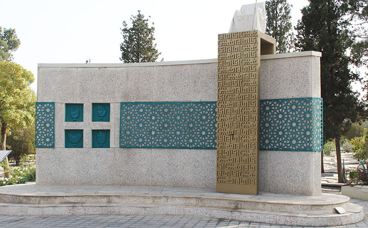 عشرة الفجر: النصب التذكاري للخطاب التاريخي للإمام الخميني(قده) عند عودته منتصراً في بهشت الزهراء(ع)