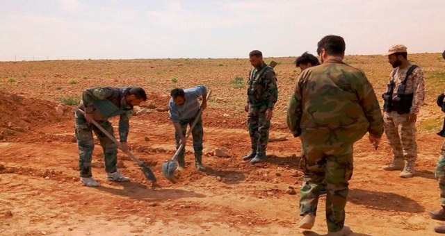 العثور على مقبرة جماعية لمدنيين في ريف حماة