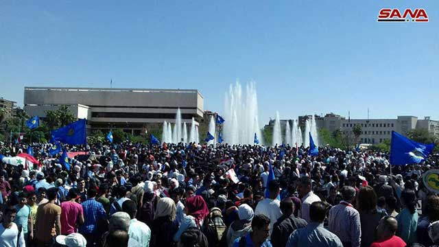 بالصور: تجمع جماهيري في ساحة &rsquo;الأمويين&rsquo; بدمشق احتفالا بانتصارات الجيش السوري على الإرهاب
