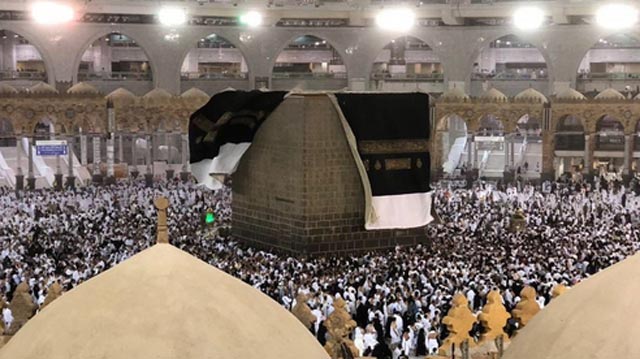 أكثر من مليوني حاج يقفون على صعيد عرفة