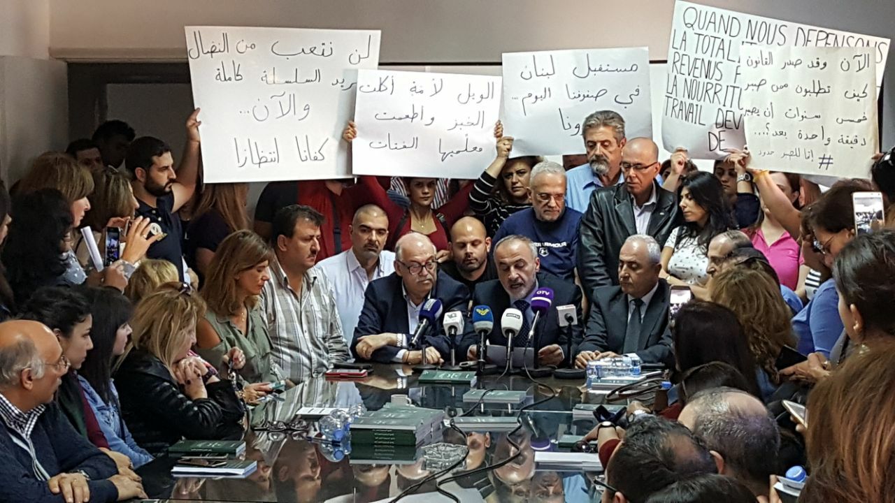 المعلمون والمدارس وبينهما الأهل.. معركة على الزيادات والدولة غائبة